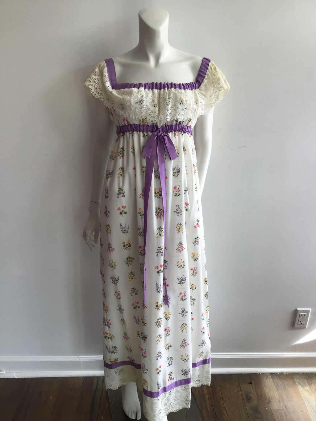 1970's White Cotton with Flowers Cotton Maxi Dress size 2-4