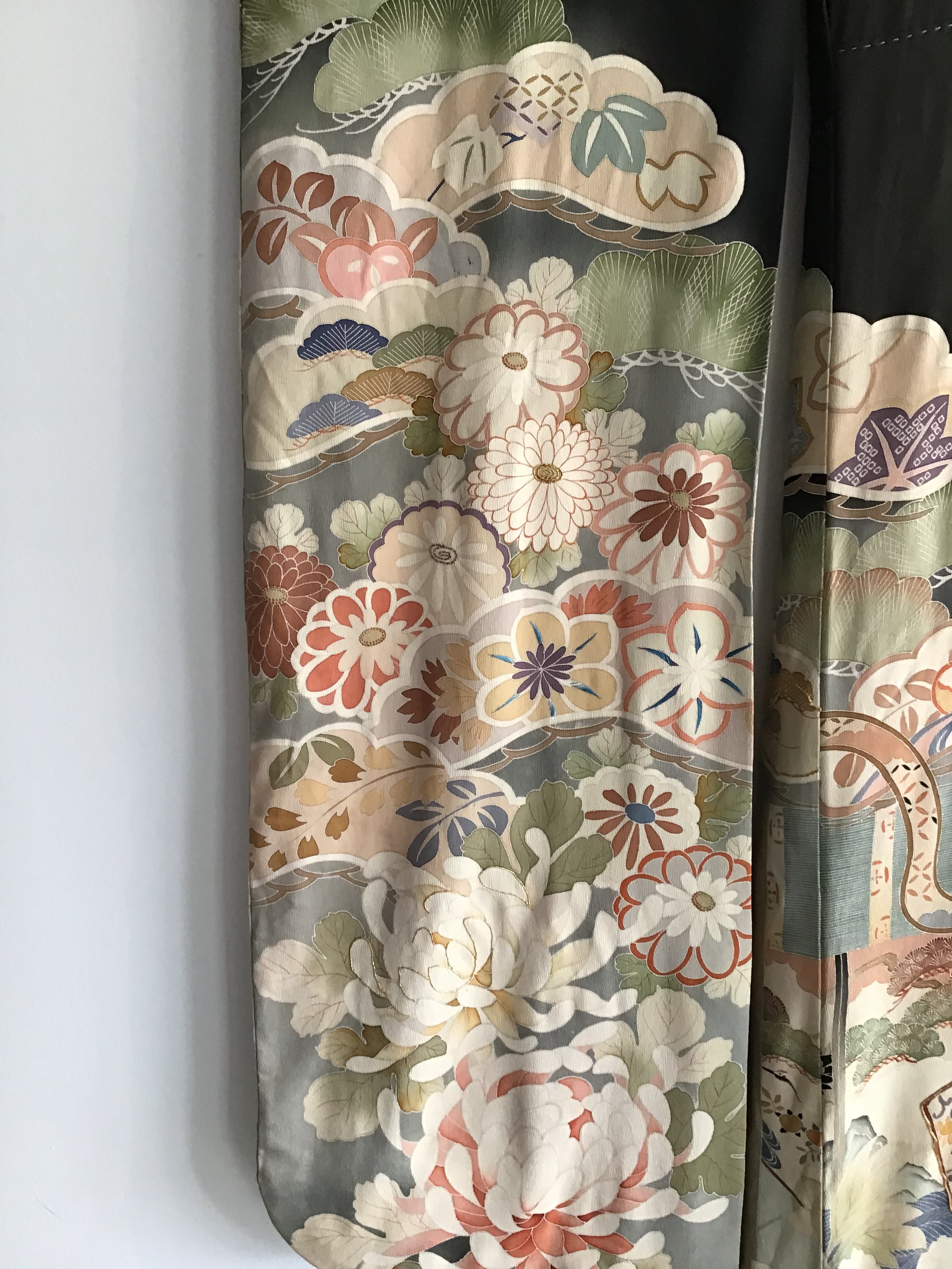 1930's Black Japanese Silk Crepe Kimono with  Flower Motif