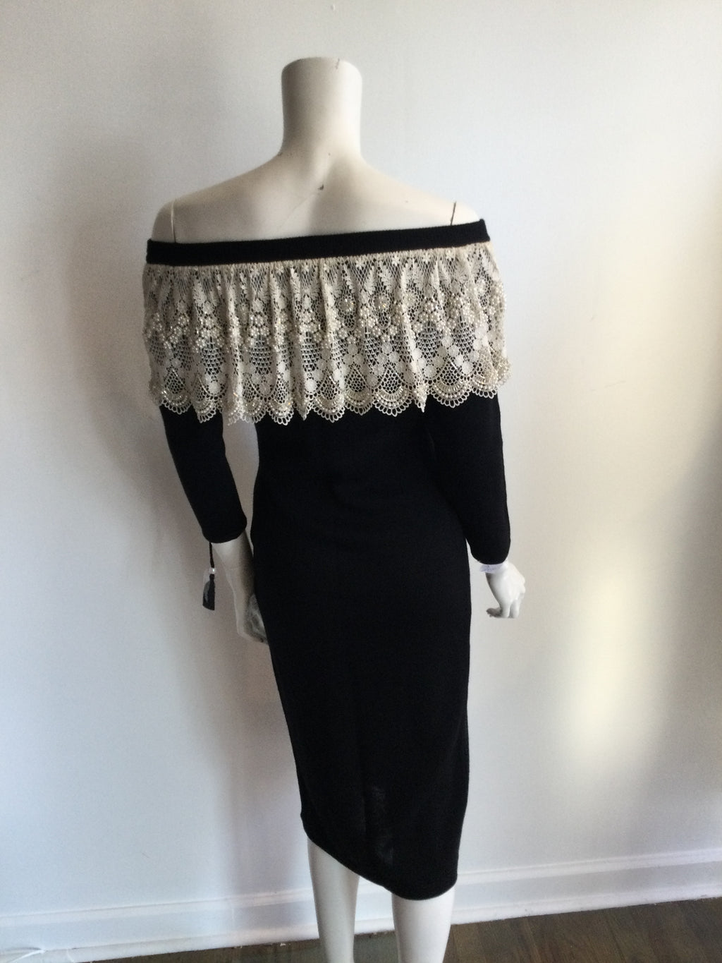 1980s black knit diane Fres short cocktail drwss with  white lcrochet lace collar with beads