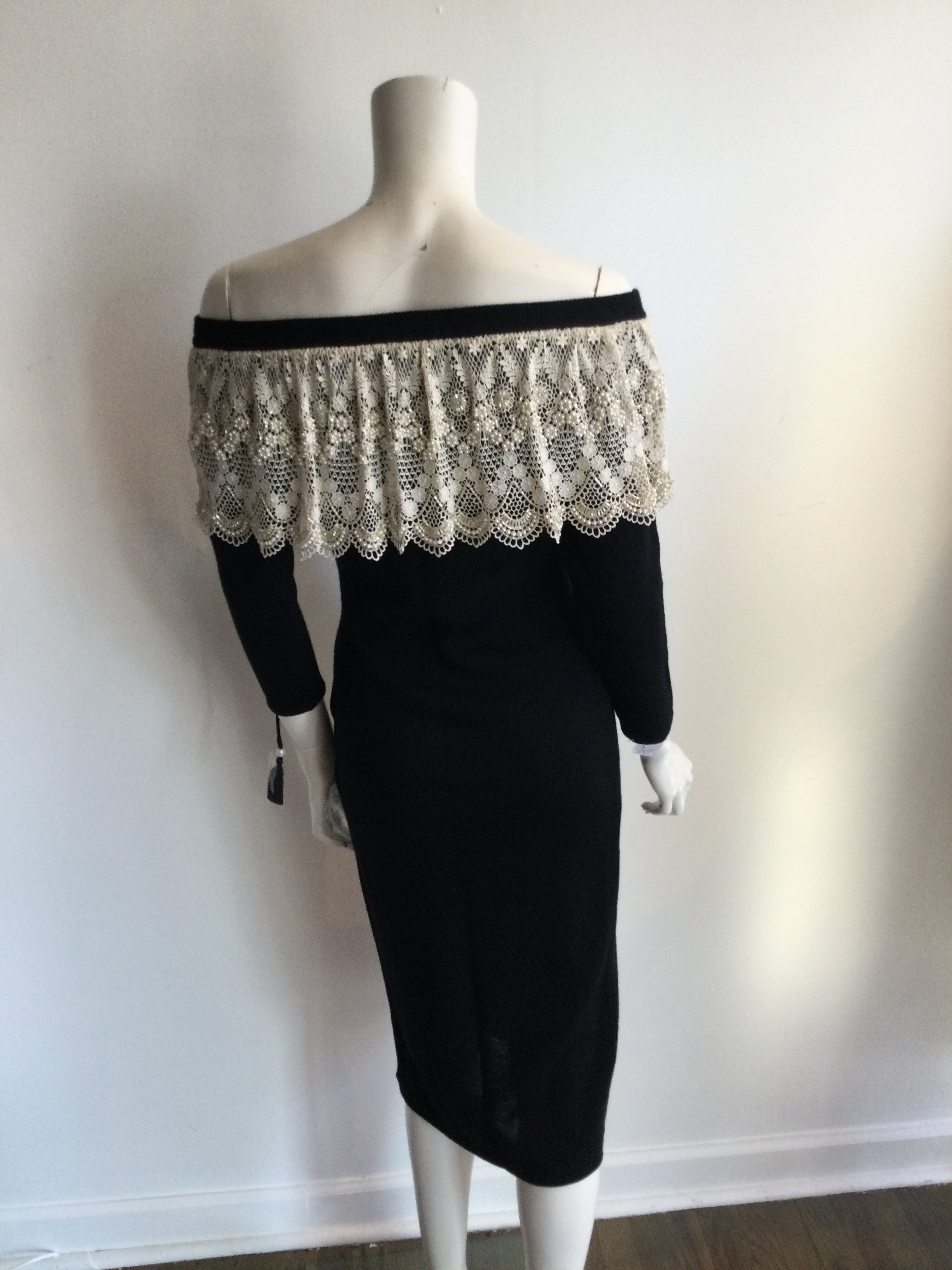1980s black knit diane Fres short cocktail drwss with  white lcrochet lace collar with beads