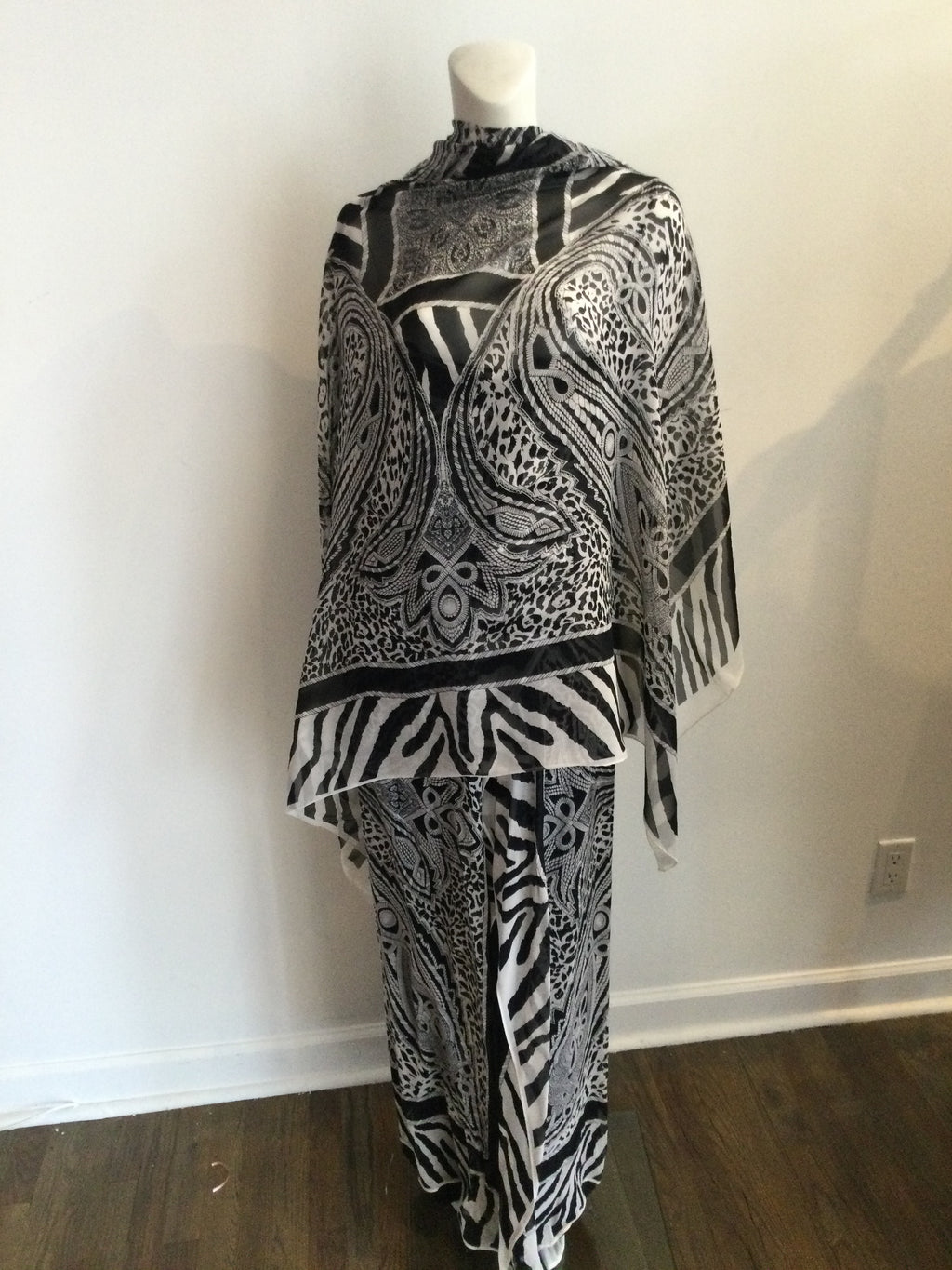 1980's Louis Féraud Black and White Silk Chiffon Paisley print long dress with Shawl-size 8