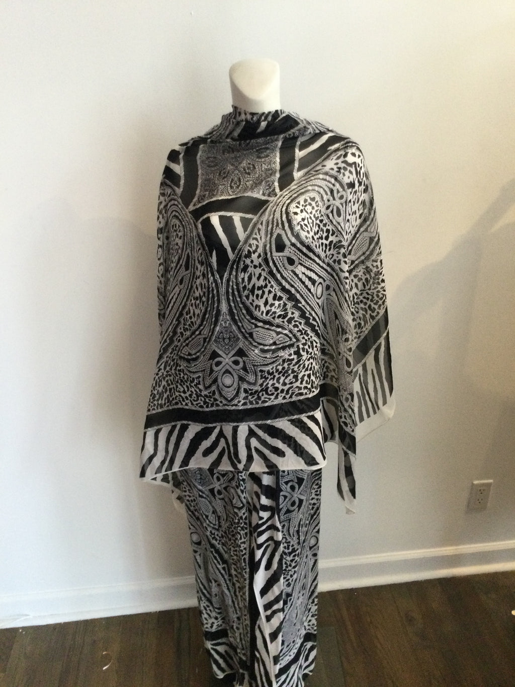 1980's Louis Féraud Black and White Silk Chiffon Paisley print long dress with Shawl-size 8