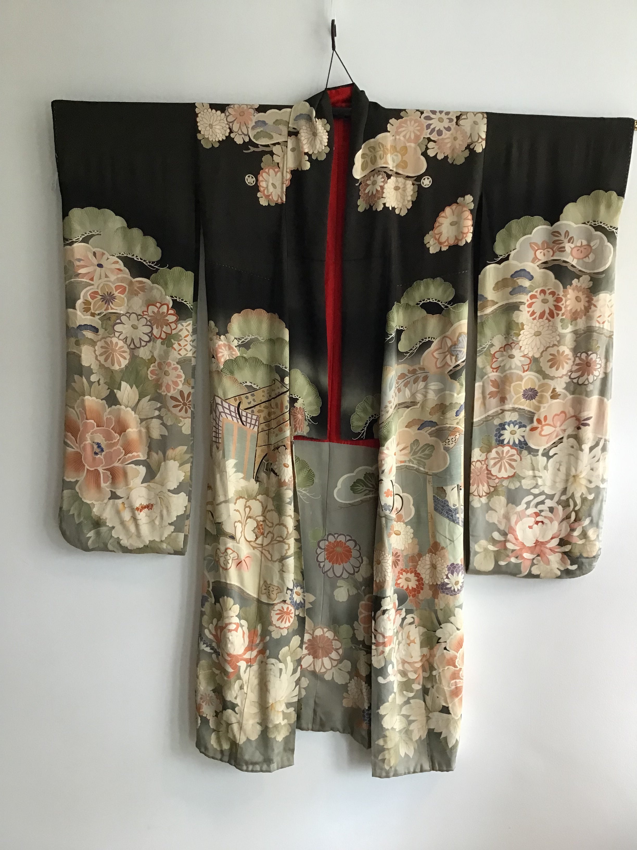 1930's Black Japanese Silk Crepe Kimono with  Flower Motif