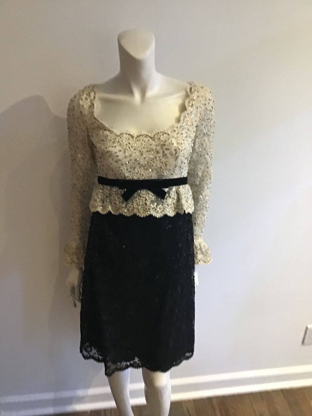 1960's Victoria Royal  White and BlackCotton Chantilly  Lace Cocktail Dress size 5/6