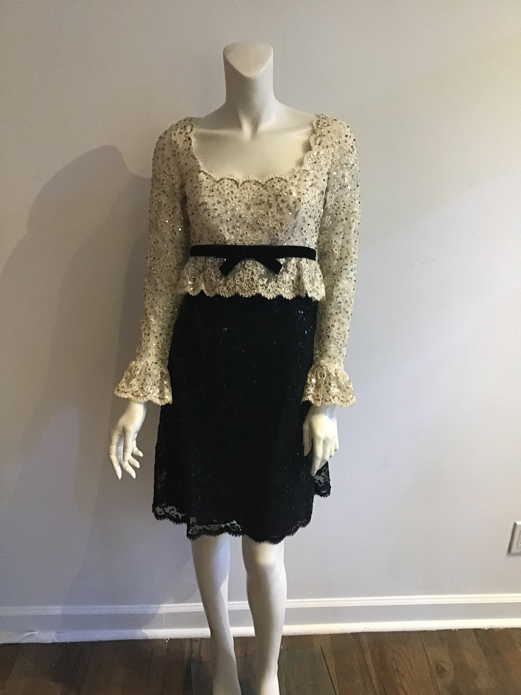 1960's Victoria Royal  White and BlackCotton Chantilly  Lace Cocktail Dress size 5/6