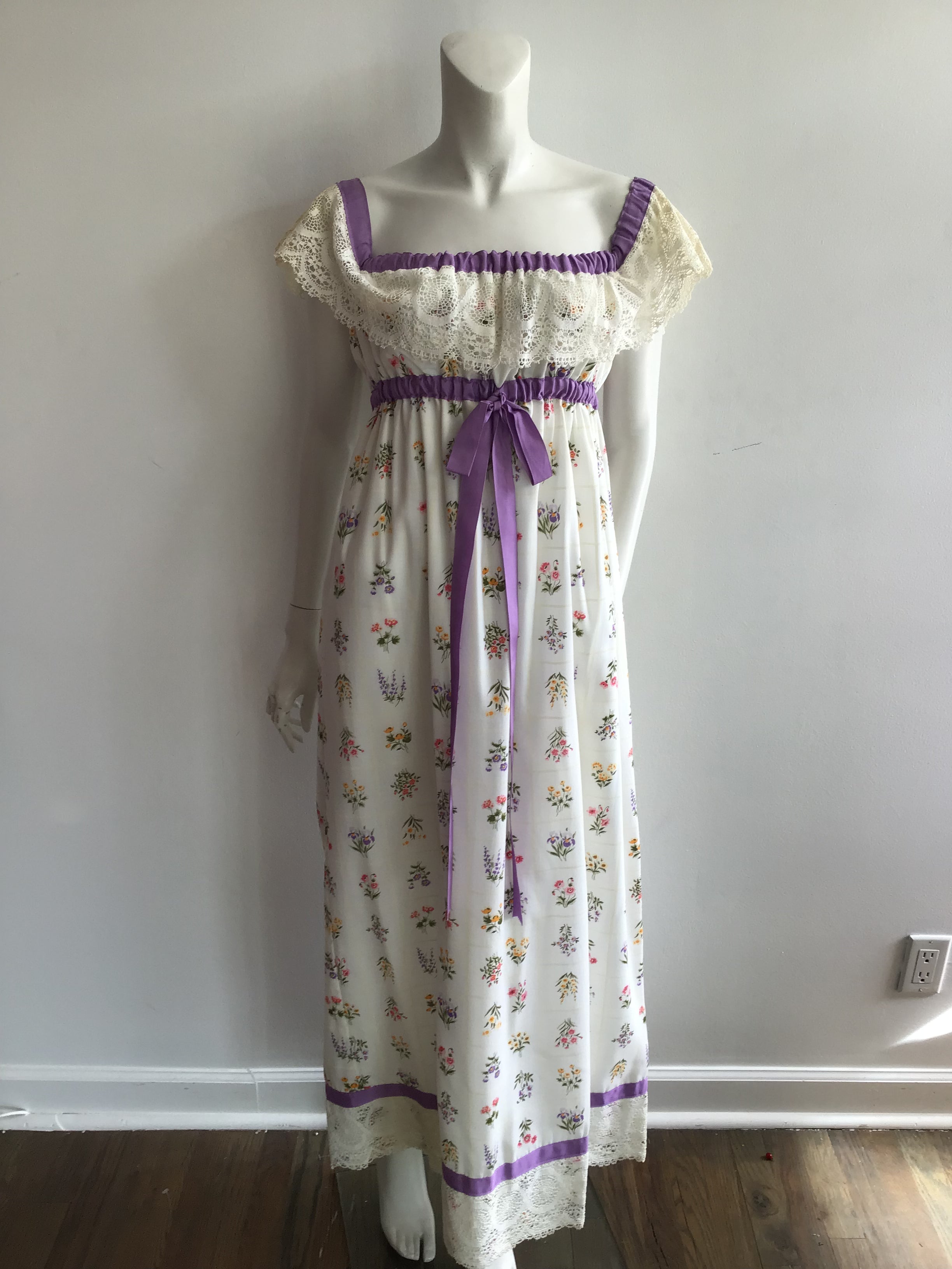 1970's White Cotton with Flowers Cotton Maxi Dress size 2-4