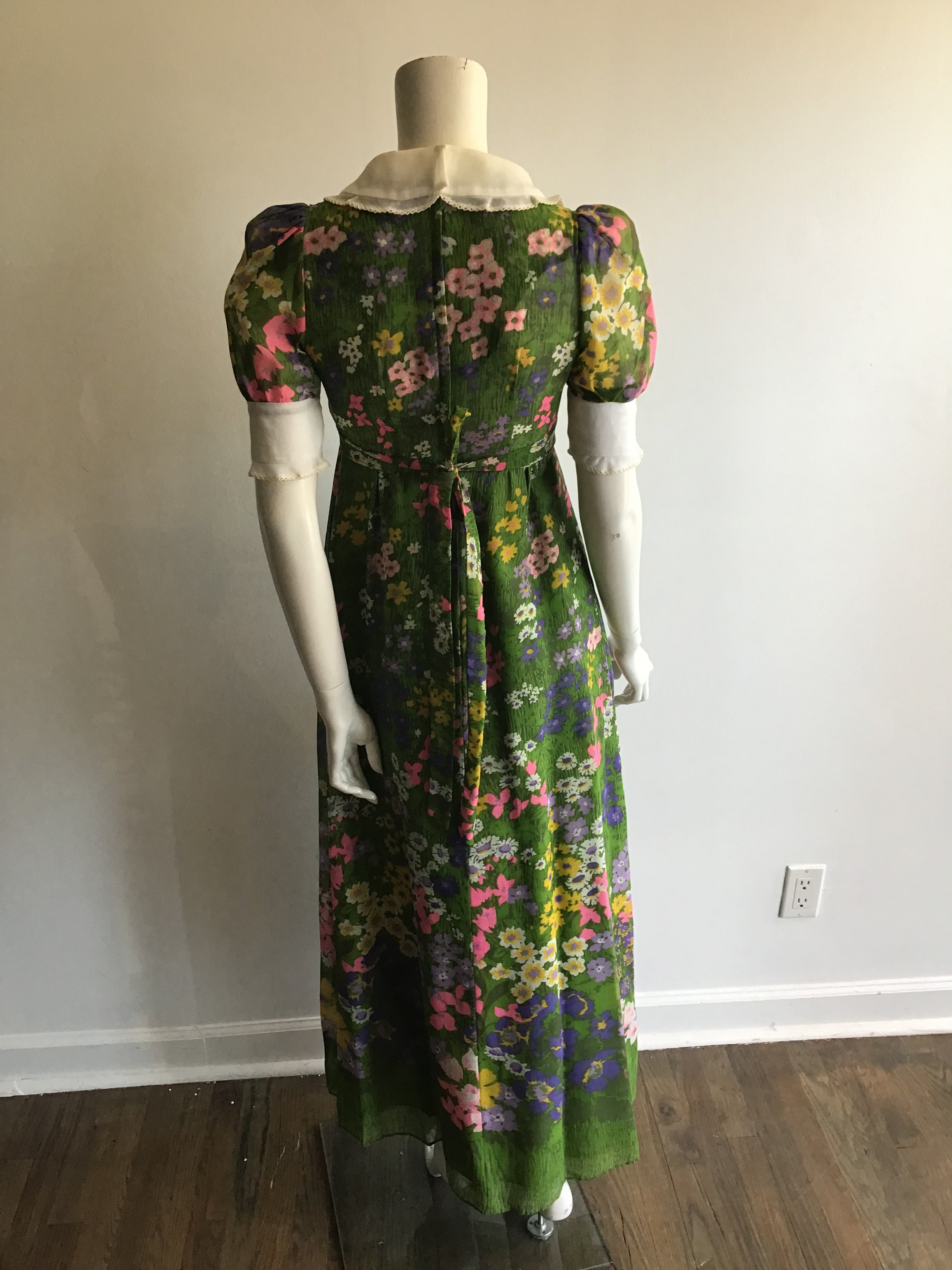 1970's Green Floral Dress with White Yoke Collar size 2-4