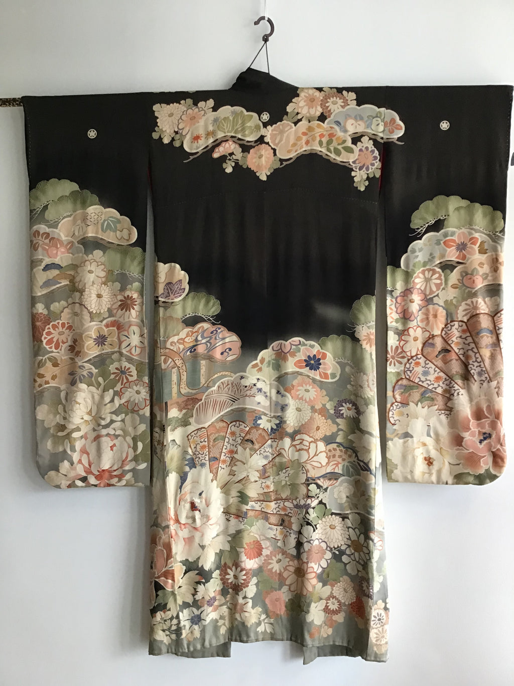 1930s Japanese Printed silk crepe Kimono with peach ivory and green