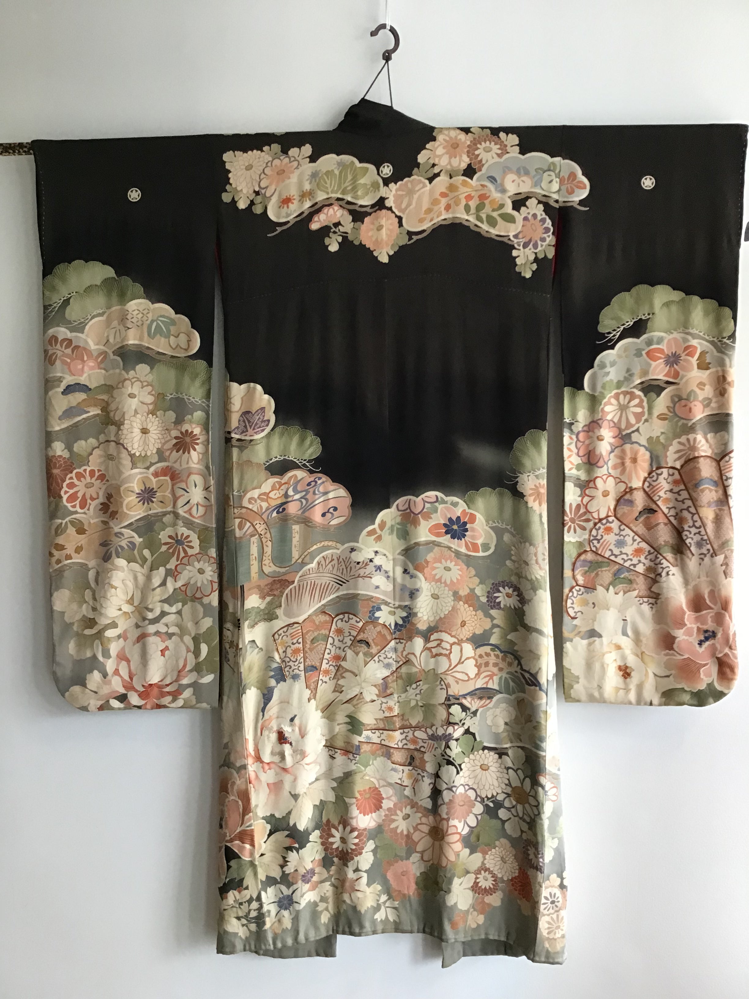 1930s Japanese Printed silk crepe Kimono with peach ivory and green