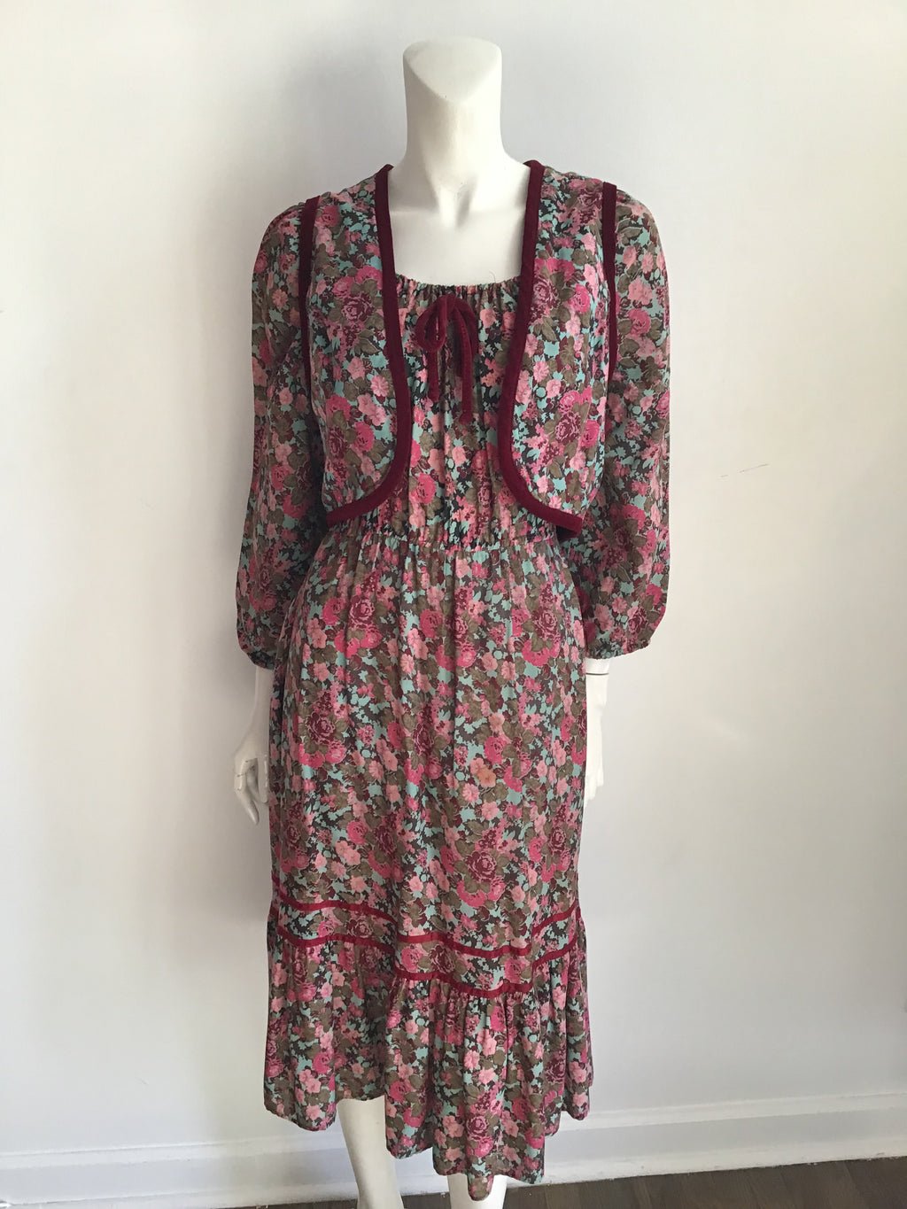 1970s Ragtime Floral Printed Dress with Vest