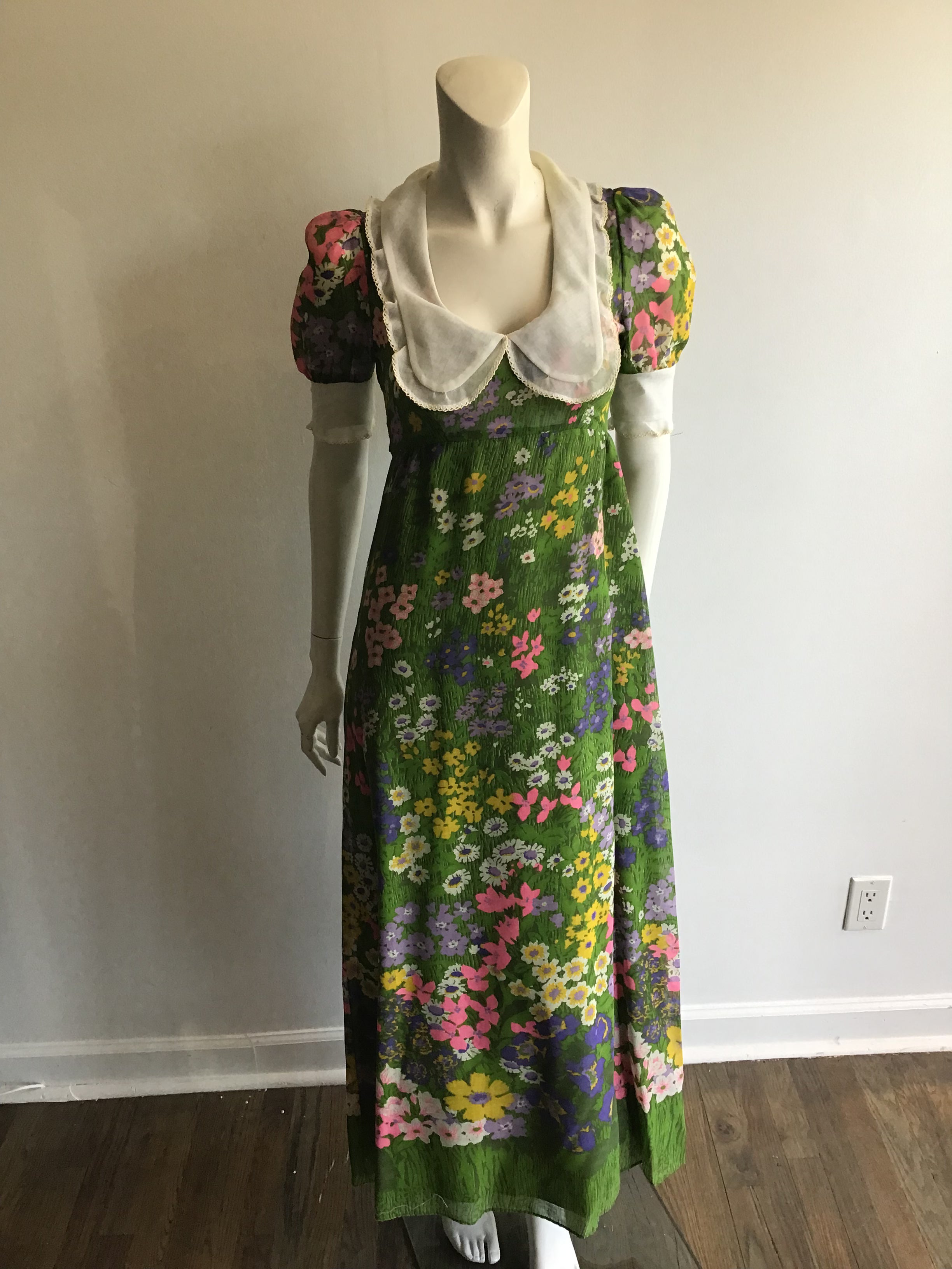 1970's Green Floral Dress with White Yoke Collar size 2-4