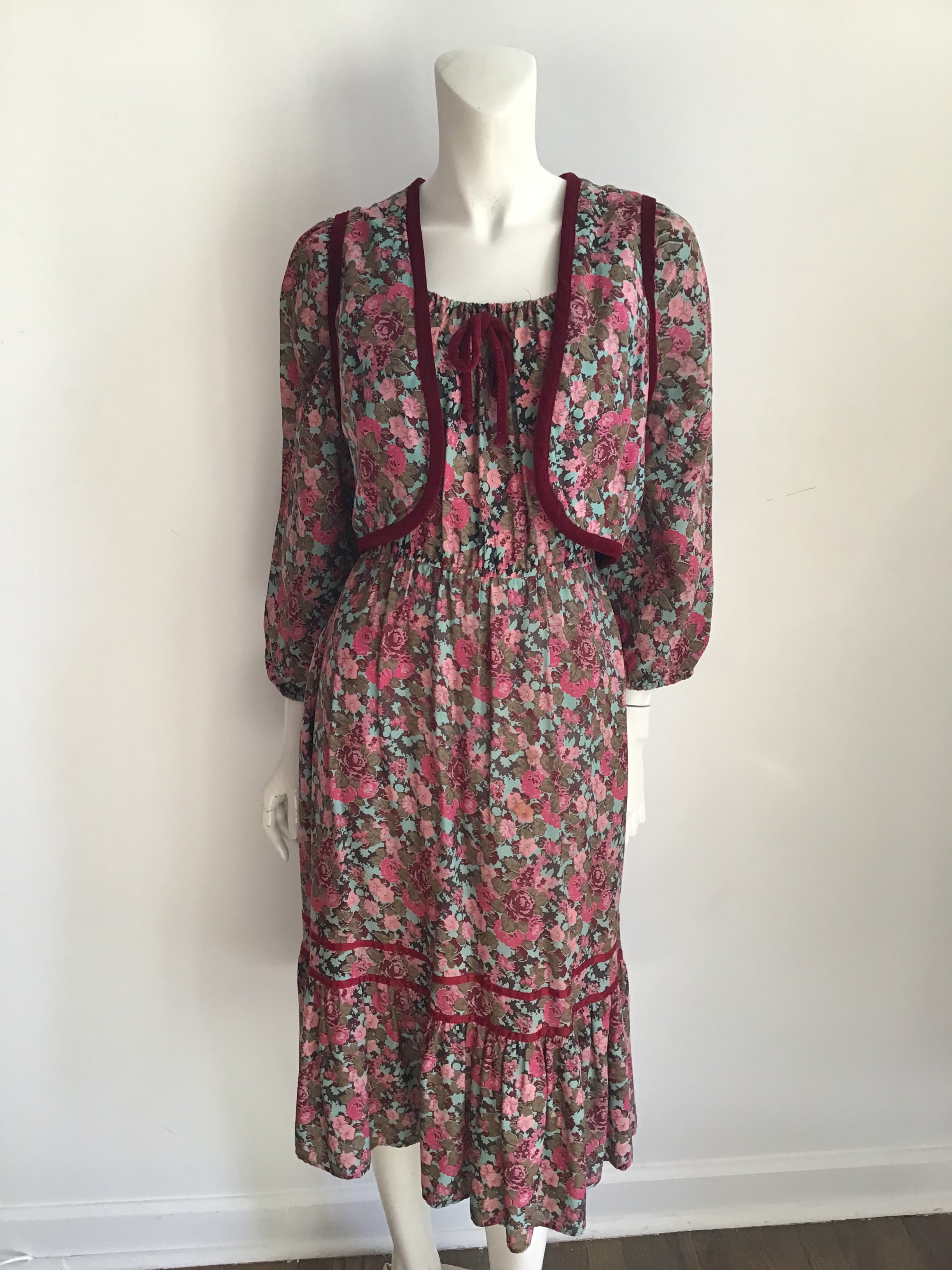 1970s Ragtime Floral Printed Dress with Vest