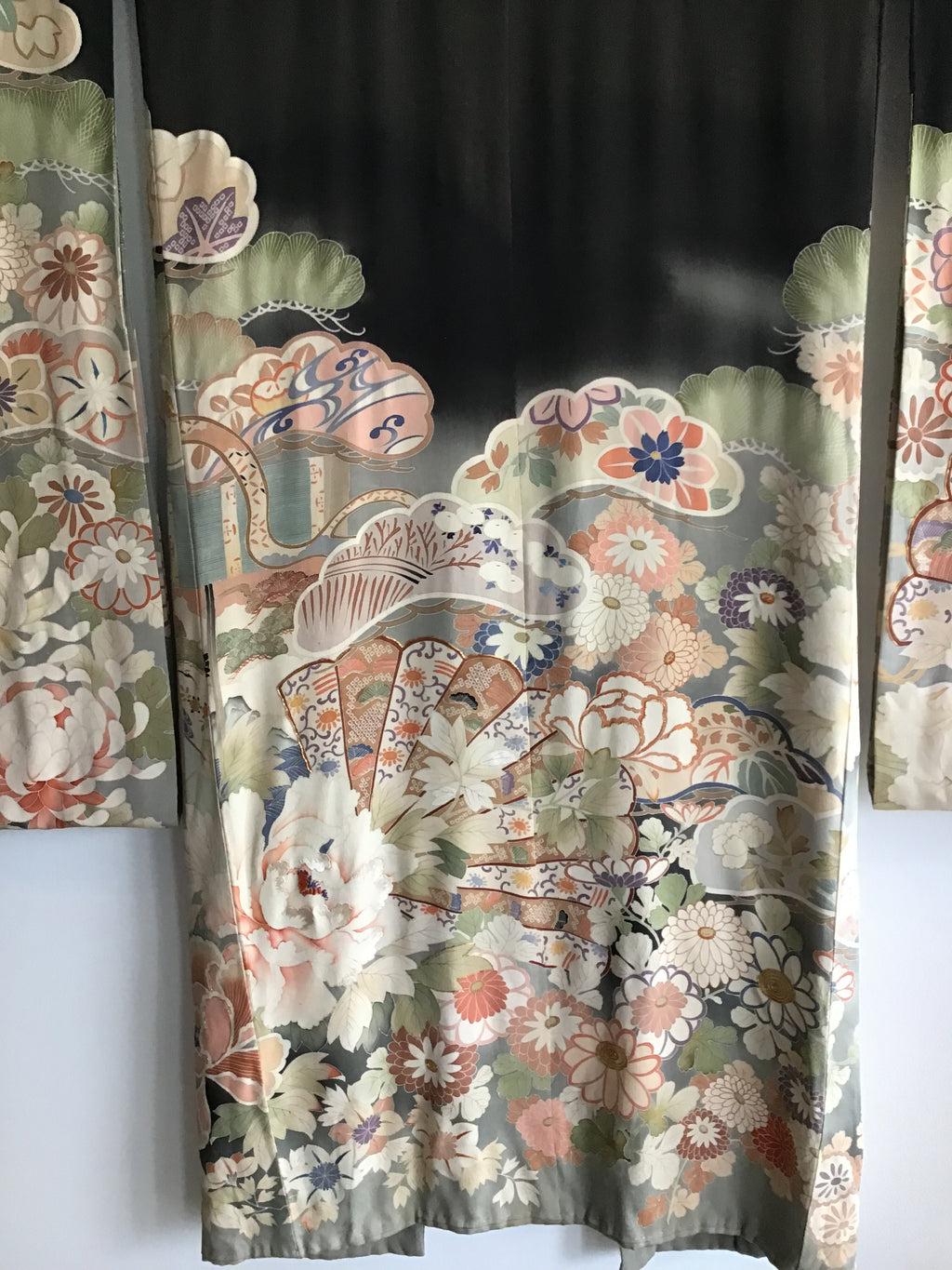 1930's Black Japanese Silk Crepe Kimono with  Flower Motif
